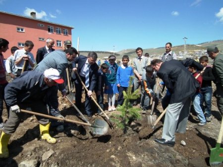 Sarıkamış'ta Okul Bahçeleri Yeşillenecek