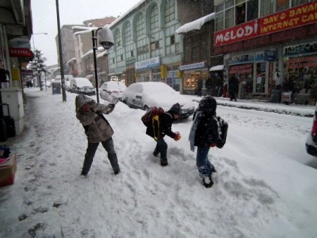 Sarıkamış’ta okullar 1 buçuk gün tatil edildi