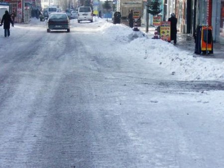 Sarıkamış'ta Yollarda Tuzlama Yapılmaması Kazalara Davetiye Çıkarıyor