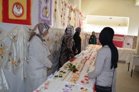 Sarıkaya Halk Eğitimi Merkezi yıl sonu sergisi açtı