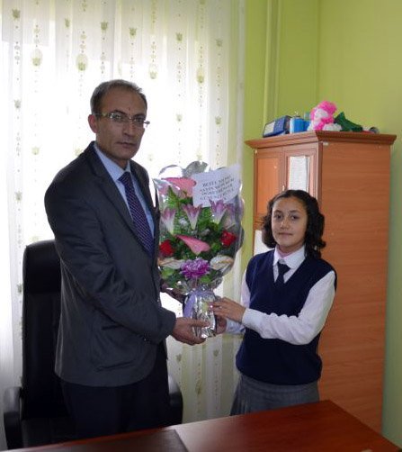 Sarıkayalı öğrenciler biriktirdikleri harçlıklarıyla öğretmenlerine hediye aldı