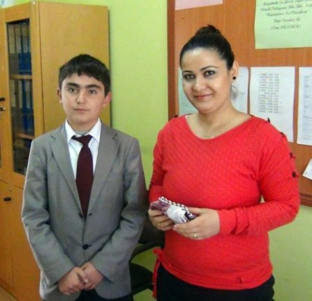 Sarıkayalı öğrenciler biriktirdikleri harçlıklarıyla öğretmenlerine hediye aldı