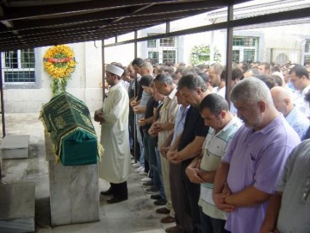 Sarıyer'de Arkadaşını Kurtarmak İsterken Boğulan Genç Son Yolculuğuna Uğurlandı