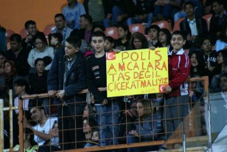 Şarkıcı Demet Akalın, Polis Kıyafetiyle Sahneye Çıktı