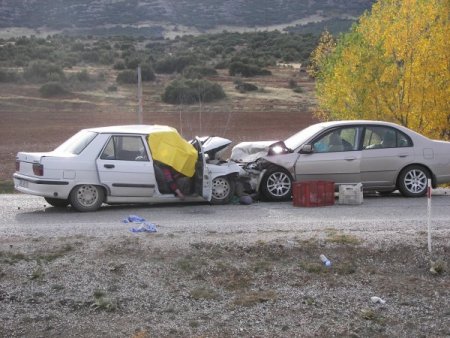 Şarkikaraağaç’ta trafik kazası: 2 ölü, 5 yaralı