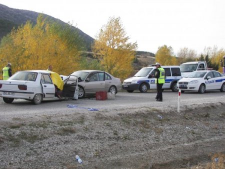 Şarkikaraağaç’ta trafik kazası: 2 ölü, 5 yaralı
