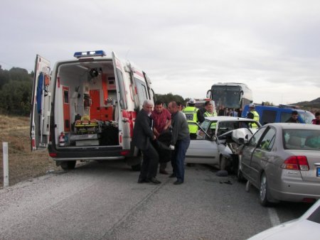 Şarkikaraağaç’ta trafik kazası: 2 ölü, 5 yaralı