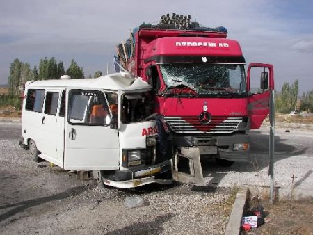 Şarkikaraağaç'ta Trafik Kazası: 2 Si Ağır 7 Kişi Yaralandı