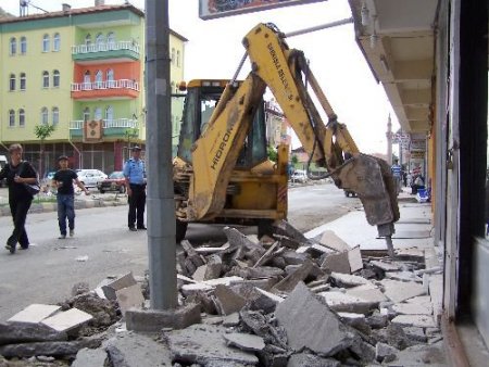 Şarkışla Belediyesi Yeni Kaldırımlarda Engellileri De Gözetiyor