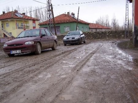 Şarkışla Gürçayır Belediyesi, Parasızlıktan Bozuk Yola Asfalt Yerine Kum Döküyor