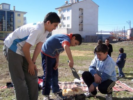 Şarkışla'da Hava Sıcaklığı Arttı, Vatandaş Açık Havaya Akın Etti