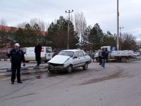 Şarkışla'da Trafik Kazası: 3 Yaralı