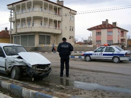 Şarkışla'da Trafik Kazası: 3 Yaralı