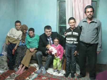 Saruhanlı Kaymakamı Otcu, Laron Sendromlu Hastaları Ziyaret Etti