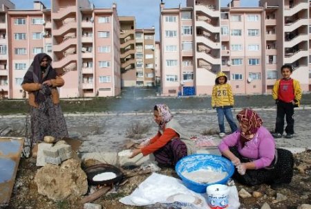 Şaşkın Bakışlara Aldırmadan Site Önünde Bazlama Pişirdi