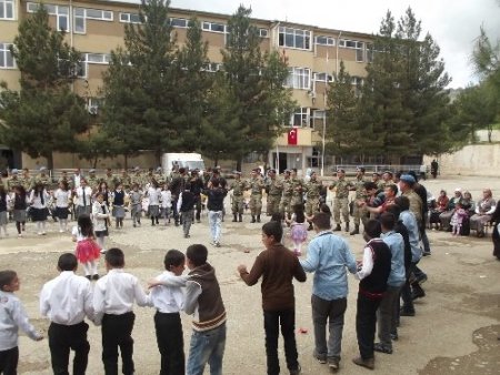 Sason’da askerler öğrencilerle halay çekti
