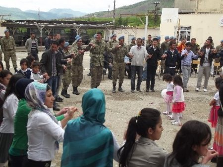 Sason’da askerler öğrencilerle halay çekti