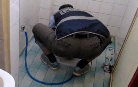 Satıcı polisi görünce esrar paketlerini tuvalete attı