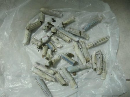 Satıcı polisi görünce esrar paketlerini tuvalete attı