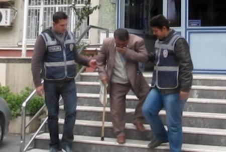 Satıcı polisi görünce esrar paketlerini tuvalete attı
