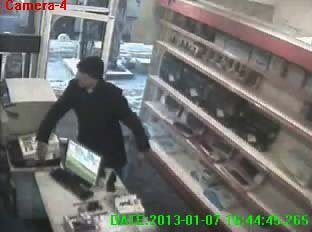 Satış görevlisini atlattı, kameralara yakalandı (Özel)