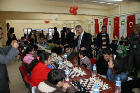 Satranç Turnuvası Başkan Kara'nın Hamlesi İle Başladı