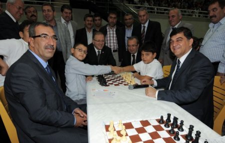 Satranç turnuvasına yoğun ilgi