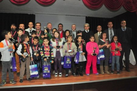 Satranç turnuvasında birinci olanlar fotoğraf makinesiyle ödüllendirildi