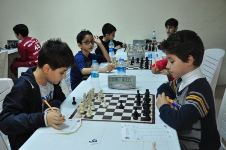 Satranç turnuvasında birinci olanlar fotoğraf makinesiyle ödüllendirildi