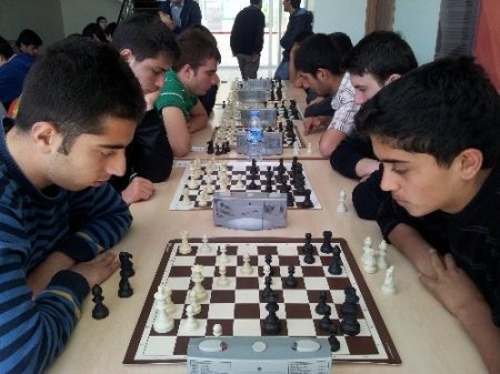 Satranç turnuvasında dereceye girinlere altın verildi