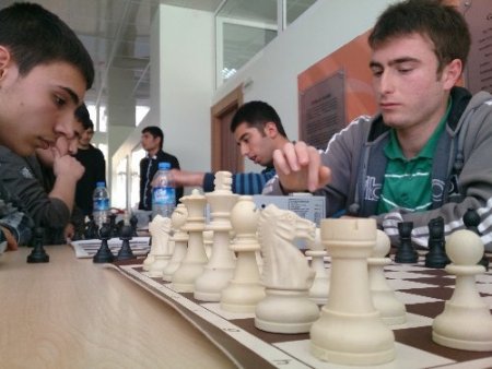 Satranç turnuvasında dereceye girinlere altın verildi