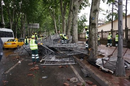 Savaş alanına dönen Beşiktaş’ta temizlik çalışmaları başladı