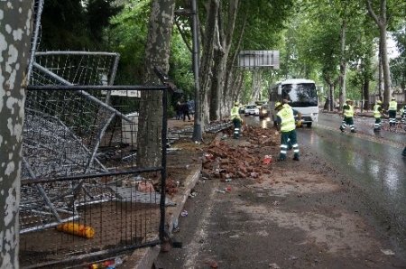 Savaş alanına dönen Beşiktaş’ta temizlik çalışmaları başladı