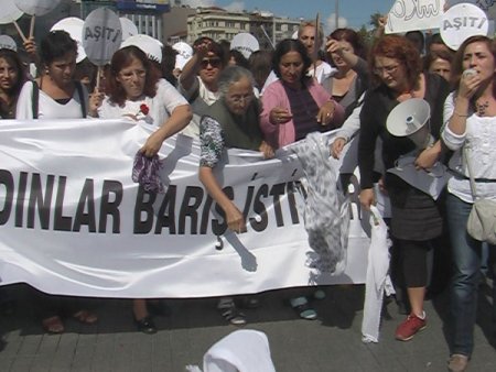 Savaş İstemediklerini Söyleyen Kadınlar Taksim’e Tülbent Bıraktı