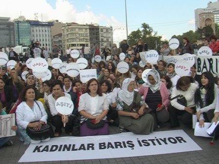 Savaş İstemediklerini Söyleyen Kadınlar Taksim’e Tülbent Bıraktı