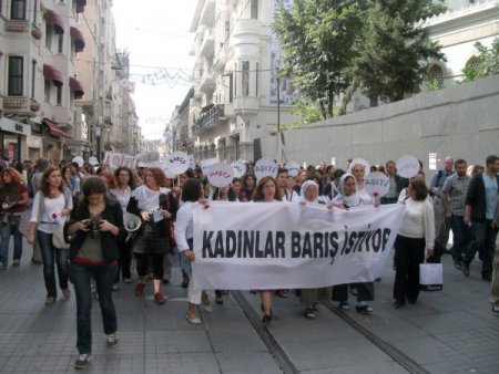 Savaş İstemediklerini Söyleyen Kadınlar Taksim’e Tülbent Bıraktı