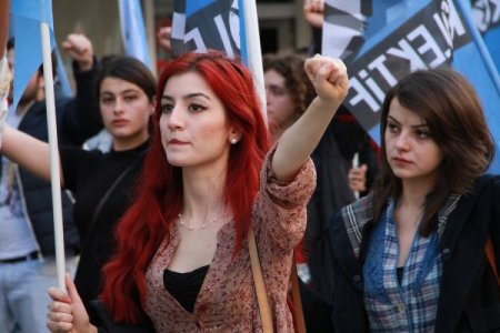 Savaşa karşı yürüdüler fakat Esed'e destek verdiler