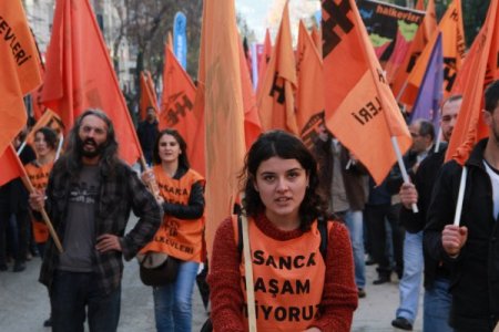 Savaşa karşı yürüdüler fakat Esed'e destek verdiler