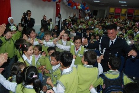 Savaşın izlerini unuttular, polisle halay çekip gönüllerince eğlendiler