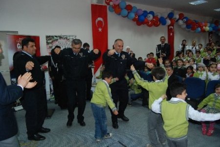 Savaşın izlerini unuttular, polisle halay çekip gönüllerince eğlendiler