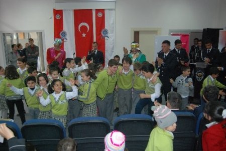 Savaşın izlerini unuttular, polisle halay çekip gönüllerince eğlendiler