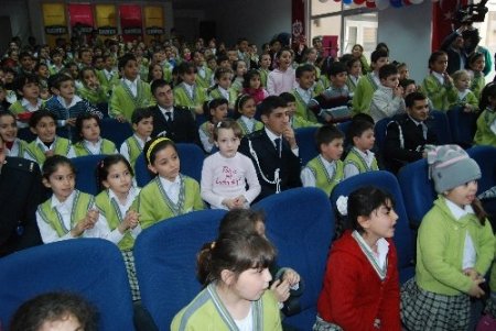 Savaşın izlerini unuttular, polisle halay çekip gönüllerince eğlendiler