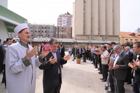 Savaşta ölen Suriyeliler için gıyabi cenaze namazı kılındı