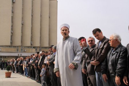 Savaşta ölen Suriyeliler için gıyabi cenaze namazı kılındı