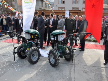 Şavşatlı çiftçiye, tarım aletleri ile süt sağım makineleri dağıtıldı