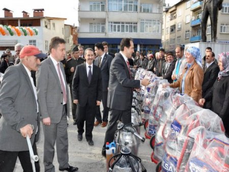 Şavşatlı çiftçiye, tarım aletleri ile süt sağım makineleri dağıtıldı