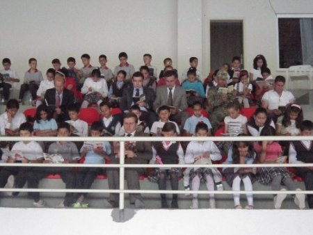 Savur protokolü öğrencilerle birlikte topluca kitap okudu