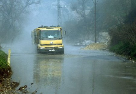 Sazlıdere Barajı Taştı Kayabaşı Yolu Su Altında Kaldı