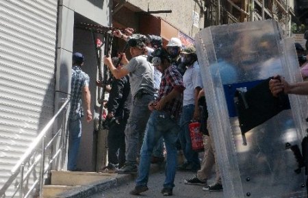 SDP binasına operasyon yapan polis, kesici aletler ele geçirildi