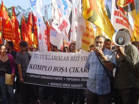 Sdp'liler Genel Başkan Ve Üyelerinin Tutuklanmasını Protesto Etti